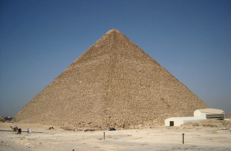 Lire la suite à propos de l’article Les pyramydes d’Egypte, un géant et des secrets