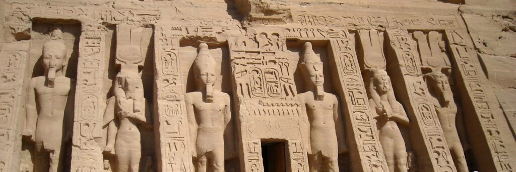 Lire la suite à propos de l’article Le temple de Néfertari à Abou Simbel, une ode à la féminité