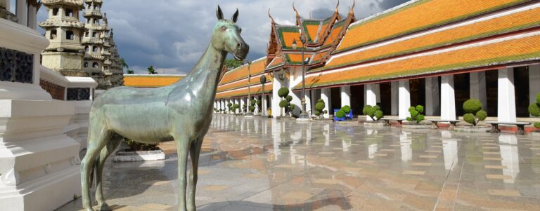 Lire la suite à propos de l’article Comment le Wat Suthat, à Bangkok, nous apprend la position du Bouddha en tailleur