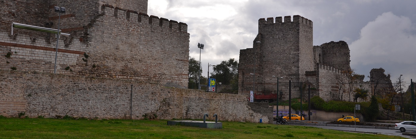 You are currently viewing Pourquoi les remparts de Constantinople étaient-ils réputés comme imprenables ?