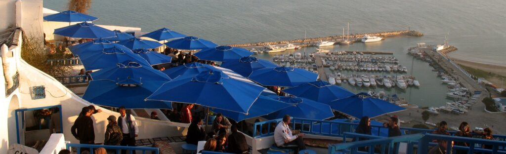 Lire la suite à propos de l’article Comment se dorer au soleil de Sidi Bou Saïd au café des Délices, à Tunis ?