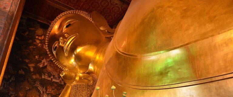 Lire la suite à propos de l’article Comment une rivière d’or coule du Bouddha couché du Wat Pho, à Bangkok