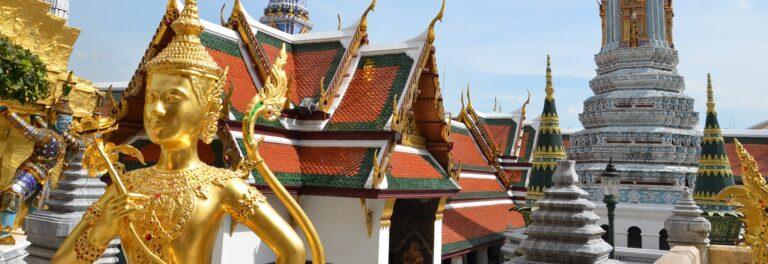 Lire la suite à propos de l’article Comment le Wat Phra Kaeo recouvre d’or le Grand Palais de Bangkok