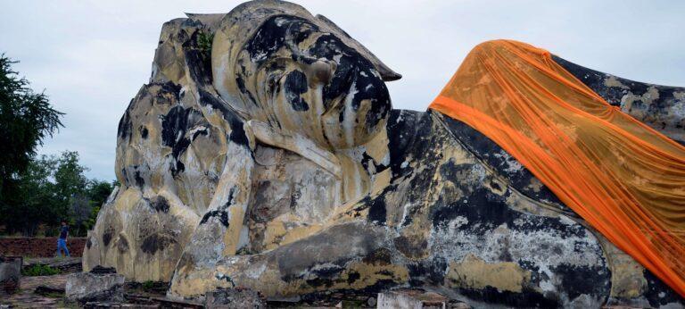 Lire la suite à propos de l’article Comment le Bouddha couché du Wat Locayasutha, à Ayutthaya, a les orteils de la même longueur