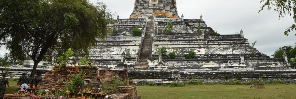 Lire la suite à propos de l’article Comment la montagne dorée se niche dans le Wat Phu Khao Thong d’Ayutthaya, en Thaïlande