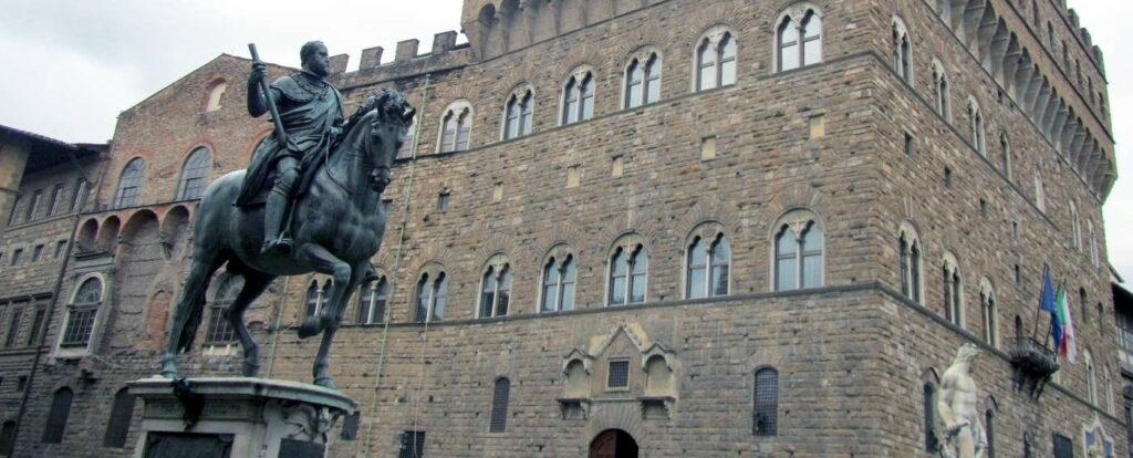 Lire la suite à propos de l’article La Piazza della Signora, un musée à ciel ouvert au cœur de Florence