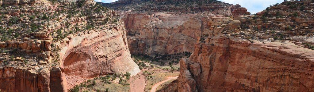 Lire la suite à propos de l’article De Cassidy Arch à Hickman Bridge, le bonheur de randonner à Capitol Reef