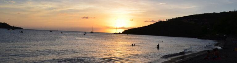 Lire la suite à propos de l’article Assister à un beau coucher de soleil sur la plage de Malendure en Guadeloupe