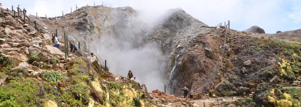 Lire la suite à propos de l’article Comment grimper le volcan de la Soufrière en Guadeloupe ?