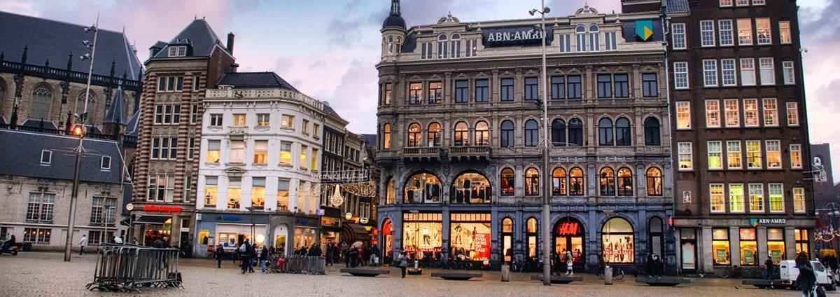 You are currently viewing Sur la place du Dam, au cœur historique d’Amsterdam