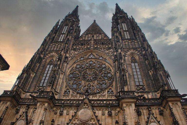 Lire la suite à propos de l’article Découvrir la cathédrale Saint-Guy de Prague, chef-d’œuvre de l’art gothique