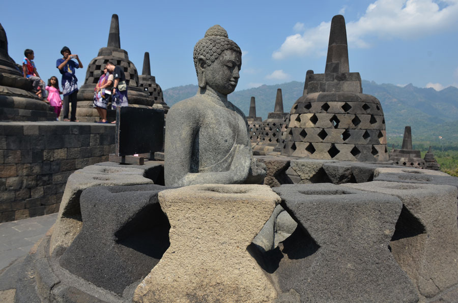 Lire la suite à propos de l’article Temple bouddhiste de Borobudur en Indonésie, un mandala géant au cœur de Java