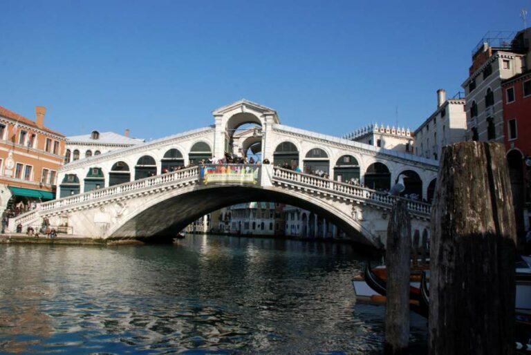 Lire la suite à propos de l’article Autour du pont du Rialto et du Grand Canal, c’est la magie de Venise !