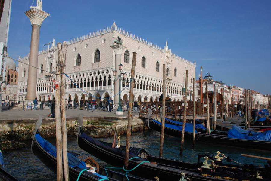 You are currently viewing Profiter du soleil et de la vue sur la piazza San Marco de Venise