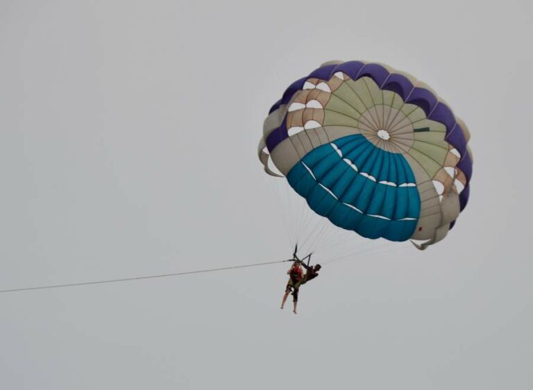 Lire la suite à propos de l’article Comment faire du parachute ascensionnel sur la plage de Pentaï Cenang, aux îles Langkawi en Malaisie