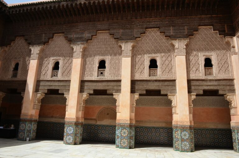 Lire la suite à propos de l’article Traverser la médina de Marrakech pour découvrir les trésors de la Medersa Ben Youssef