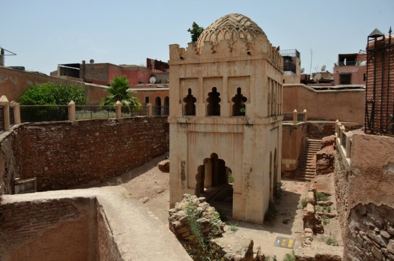 Lire la suite à propos de l’article Découvrir la médina et la Koubba Almoravide de Marrakech, perle du Maroc