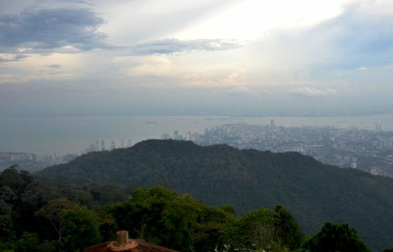 Lire la suite à propos de l’article Comment avoir une belle vue sur l’île malaisienne de Penang depuis le sommet de Penang Hill