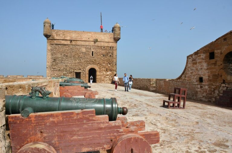 Lire la suite à propos de l’article Du haut de la sqala du port d’Essaouira, l’histoire marocaine nous contemple