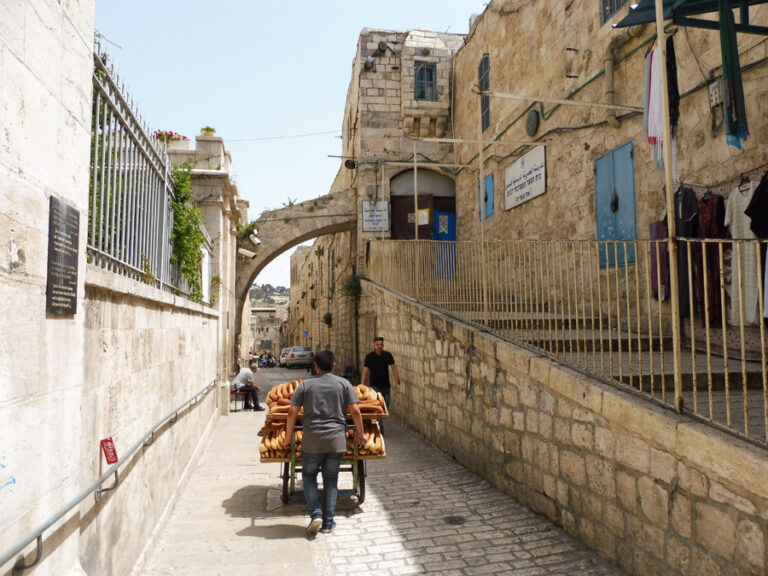 Lire la suite à propos de l’article A travers le quartier chrétien et la Via Dolorosa, sentir le pouls de Jérusalem