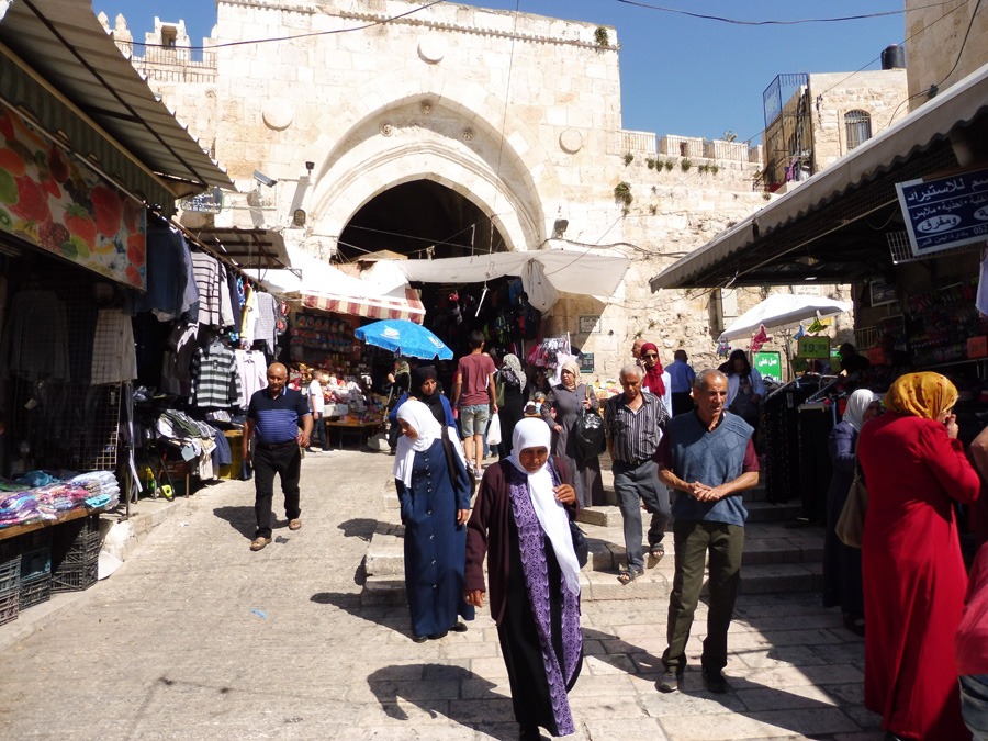 You are currently viewing De la porte de Damas au souk arabe en passant par l’église de la Flagellation, Jérusalem se dévoile